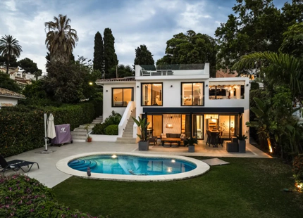VILLA BAÑADA POR EL SOL EN NUEVA ANDALUCÍA CON AZOTEA Y PISCINA