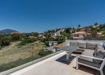VILLA BAÑADA POR EL SOL EN NUEVA ANDALUCÍA CON AZOTEA Y PISCINA