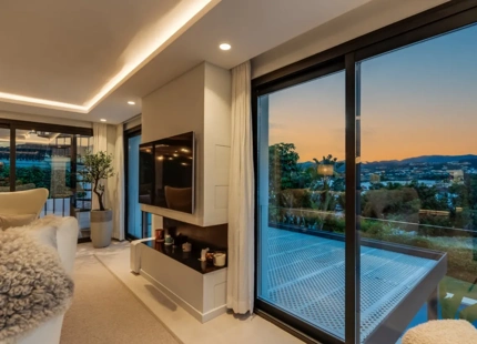 VILLA BAÑADA POR EL SOL EN NUEVA ANDALUCÍA CON AZOTEA Y PISCINA
