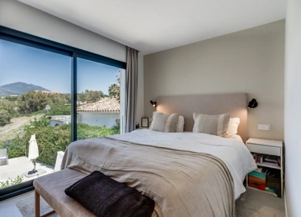 VILLA BAÑADA POR EL SOL EN NUEVA ANDALUCÍA CON AZOTEA Y PISCINA