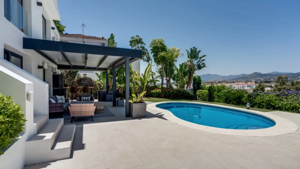 Villa en venta en Nueva Andalucia, Marbella