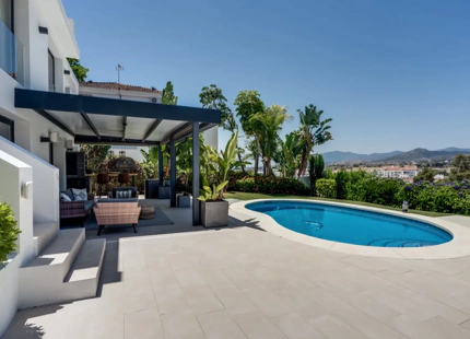 VILLA BAÑADA POR EL SOL EN NUEVA ANDALUCÍA CON AZOTEA Y PISCINA