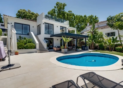 VILLA BAÑADA POR EL SOL EN NUEVA ANDALUCÍA CON AZOTEA Y PISCINA