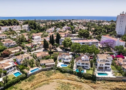 VILLA BAÑADA POR EL SOL EN NUEVA ANDALUCÍA CON AZOTEA Y PISCINA