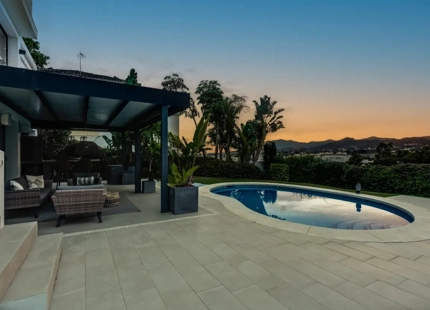 VILLA BAÑADA POR EL SOL EN NUEVA ANDALUCÍA CON AZOTEA Y PISCINA