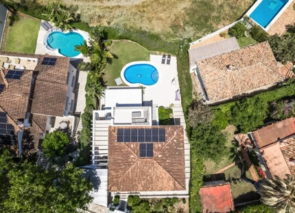 VILLA BAÑADA POR EL SOL EN NUEVA ANDALUCÍA CON AZOTEA Y PISCINA