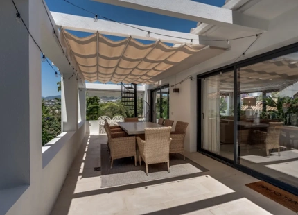 VILLA BAÑADA POR EL SOL EN NUEVA ANDALUCÍA CON AZOTEA Y PISCINA