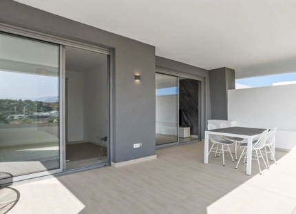 MODERN PENTHOUSE IN GATED COMMUNITY FOR SALE IN SELWO, ESTEPONA