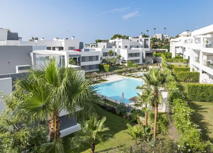 MODERN PENTHOUSE IN GATED COMMUNITY FOR SALE IN SELWO, ESTEPONA