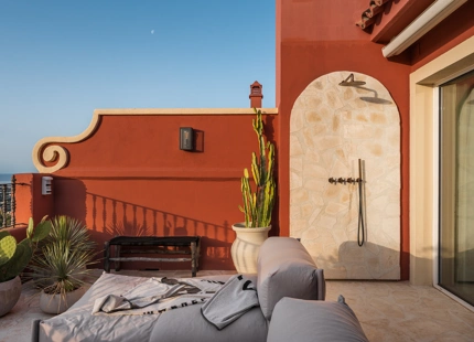 ÁTICO DÚPLEX CON DISEÑO ELEVADO Y VISTAS EN LAS COLINAS DE BENAHAVÍS