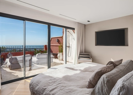 ÁTICO DÚPLEX CON DISEÑO ELEVADO Y VISTAS EN LAS COLINAS DE BENAHAVÍS