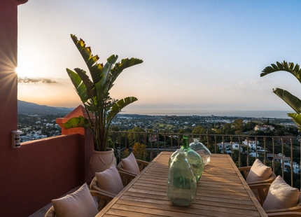 ÁTICO DÚPLEX CON DISEÑO ELEVADO Y VISTAS EN LAS COLINAS DE BENAHAVÍS