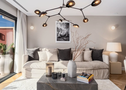 ÁTICO DÚPLEX CON DISEÑO ELEVADO Y VISTAS EN LAS COLINAS DE BENAHAVÍS