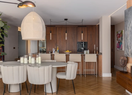 ÁTICO DÚPLEX CON DISEÑO ELEVADO Y VISTAS EN LAS COLINAS DE BENAHAVÍS