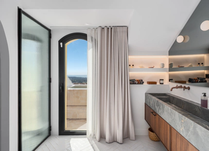 ÁTICO DÚPLEX CON DISEÑO ELEVADO Y VISTAS EN LAS COLINAS DE BENAHAVÍS