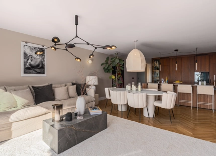ÁTICO DÚPLEX CON DISEÑO ELEVADO Y VISTAS EN LAS COLINAS DE BENAHAVÍS