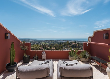 ÁTICO DÚPLEX CON DISEÑO ELEVADO Y VISTAS EN LAS COLINAS DE BENAHAVÍS