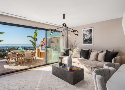 ÁTICO DÚPLEX CON DISEÑO ELEVADO Y VISTAS EN LAS COLINAS DE BENAHAVÍS