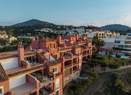 ÁTICO DÚPLEX CON DISEÑO ELEVADO Y VISTAS EN LAS COLINAS DE BENAHAVÍS