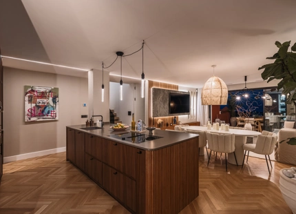 ÁTICO DÚPLEX CON DISEÑO ELEVADO Y VISTAS EN LAS COLINAS DE BENAHAVÍS