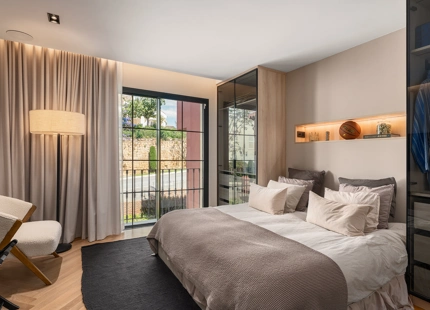 ÁTICO DÚPLEX CON DISEÑO ELEVADO Y VISTAS EN LAS COLINAS DE BENAHAVÍS