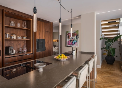 ÁTICO DÚPLEX CON DISEÑO ELEVADO Y VISTAS EN LAS COLINAS DE BENAHAVÍS