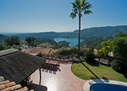 ENCANTADORA VILLA CON IMPRESIONANTES VISTAS AL LAGO, AL MAR Y A LAS MONTAÑAS, Y ENCANTADOR ÁREA EXTERIOR