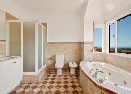 ENCANTADORA VILLA CON IMPRESIONANTES VISTAS AL LAGO, AL MAR Y A LAS MONTAÑAS, Y ENCANTADOR ÁREA EXTERIOR