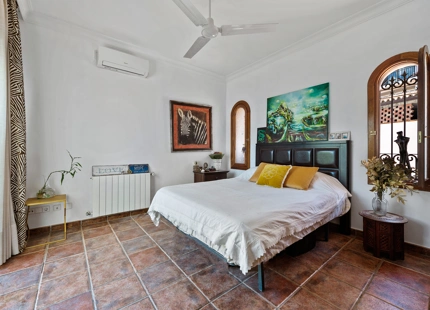 ENCANTADORA VILLA CON IMPRESIONANTES VISTAS AL LAGO, AL MAR Y A LAS MONTAÑAS, Y ENCANTADOR ÁREA EXTERIOR