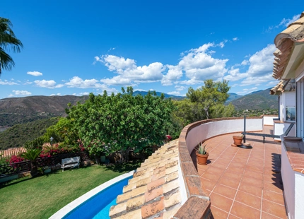 ENCANTADORA VILLA CON IMPRESIONANTES VISTAS AL LAGO, AL MAR Y A LAS MONTAÑAS, Y ENCANTADOR ÁREA EXTERIOR