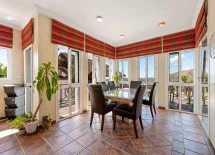 ENCANTADORA VILLA CON IMPRESIONANTES VISTAS AL LAGO, AL MAR Y A LAS MONTAÑAS, Y ENCANTADOR ÁREA EXTERIOR