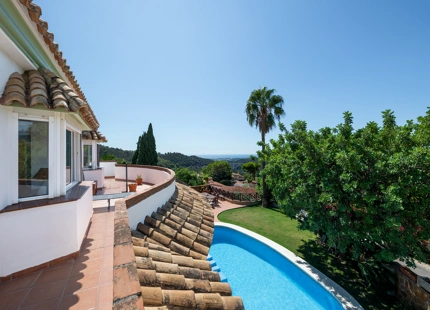 ENCANTADORA VILLA CON IMPRESIONANTES VISTAS AL LAGO, AL MAR Y A LAS MONTAÑAS, Y ENCANTADOR ÁREA EXTERIOR