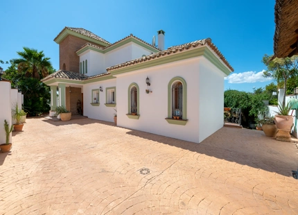 ENCANTADORA VILLA CON IMPRESIONANTES VISTAS AL LAGO, AL MAR Y A LAS MONTAÑAS, Y ENCANTADOR ÁREA EXTERIOR