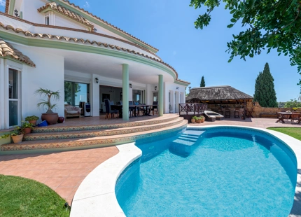 ENCANTADORA VILLA CON IMPRESIONANTES VISTAS AL LAGO, AL MAR Y A LAS MONTAÑAS, Y ENCANTADOR ÁREA EXTERIOR