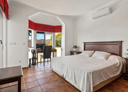 ENCANTADORA VILLA CON IMPRESIONANTES VISTAS AL LAGO, AL MAR Y A LAS MONTAÑAS, Y ENCANTADOR ÁREA EXTERIOR