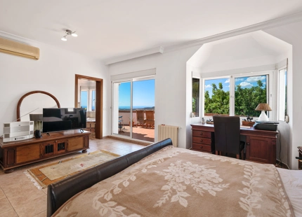 ENCANTADORA VILLA CON IMPRESIONANTES VISTAS AL LAGO, AL MAR Y A LAS MONTAÑAS, Y ENCANTADOR ÁREA EXTERIOR
