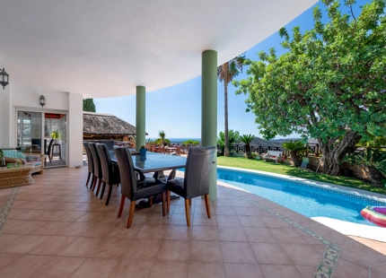 ENCANTADORA VILLA CON IMPRESIONANTES VISTAS AL LAGO, AL MAR Y A LAS MONTAÑAS, Y ENCANTADOR ÁREA EXTERIOR