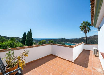 ENCANTADORA VILLA CON IMPRESIONANTES VISTAS AL LAGO, AL MAR Y A LAS MONTAÑAS, Y ENCANTADOR ÁREA EXTERIOR