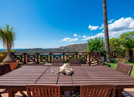 ENCANTADORA VILLA CON IMPRESIONANTES VISTAS AL LAGO, AL MAR Y A LAS MONTAÑAS, Y ENCANTADOR ÁREA EXTERIOR
