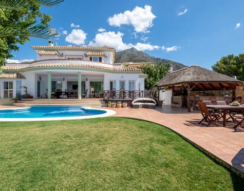 ENCANTADORA VILLA CON IMPRESIONANTES VISTAS AL LAGO, AL MAR Y A LAS MONTAÑAS, Y ENCANTADOR ÁREA EXTERIOR