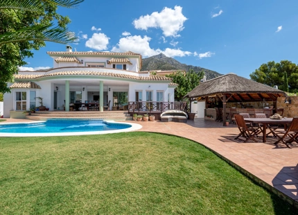 ENCANTADORA VILLA CON IMPRESIONANTES VISTAS AL LAGO, AL MAR Y A LAS MONTAÑAS, Y ENCANTADOR ÁREA EXTERIOR