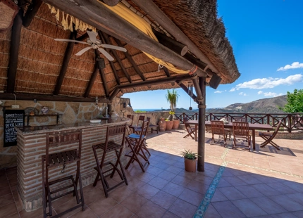ENCANTADORA VILLA CON IMPRESIONANTES VISTAS AL LAGO, AL MAR Y A LAS MONTAÑAS, Y ENCANTADOR ÁREA EXTERIOR