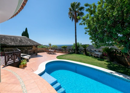ENCANTADORA VILLA CON IMPRESIONANTES VISTAS AL LAGO, AL MAR Y A LAS MONTAÑAS, Y ENCANTADOR ÁREA EXTERIOR