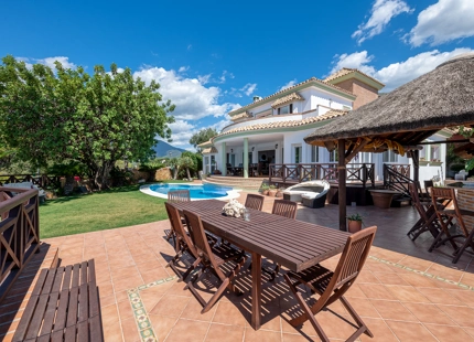 ENCANTADORA VILLA CON IMPRESIONANTES VISTAS AL LAGO, AL MAR Y A LAS MONTAÑAS, Y ENCANTADOR ÁREA EXTERIOR