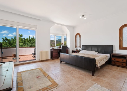 ENCANTADORA VILLA CON IMPRESIONANTES VISTAS AL LAGO, AL MAR Y A LAS MONTAÑAS, Y ENCANTADOR ÁREA EXTERIOR