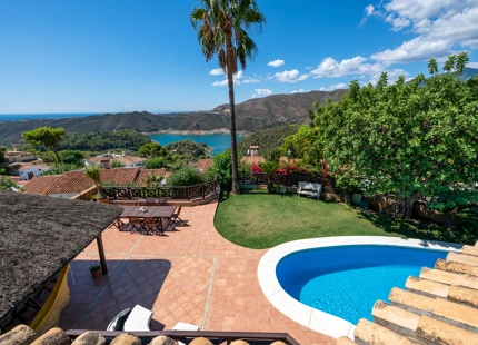 ENCANTADORA VILLA CON IMPRESIONANTES VISTAS AL LAGO, AL MAR Y A LAS MONTAÑAS, Y ENCANTADOR ÁREA EXTERIOR