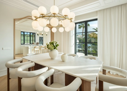 VILLA MODERNA Y ELEGANTE CON VISTAS AL MAR, AL GOLF Y A LAS MONTAÑAS
