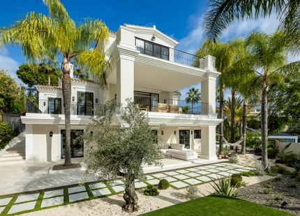 VILLA MODERNA Y ELEGANTE CON VISTAS AL MAR, AL GOLF Y A LAS MONTAÑAS