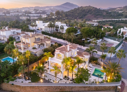 VILLA MODERNA Y ELEGANTE CON VISTAS AL MAR, AL GOLF Y A LAS MONTAÑAS