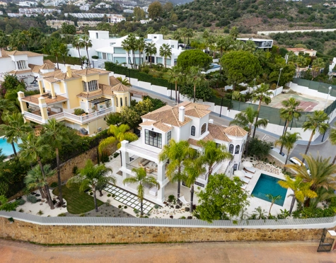 Villa for sale in Haza del Conde, Nueva Andalucia
